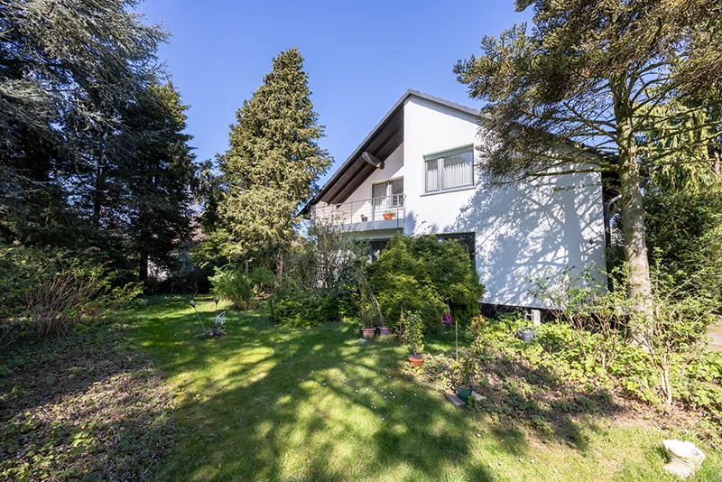 Zuhause ankommen: Charmantes Zweifamilienhaus mit Gartenidylle in bester Wohnlage 